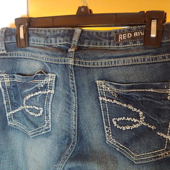 Red Rivet Straight Leg Low Rise Jr Jeans (9) - Picture 5 of 7
